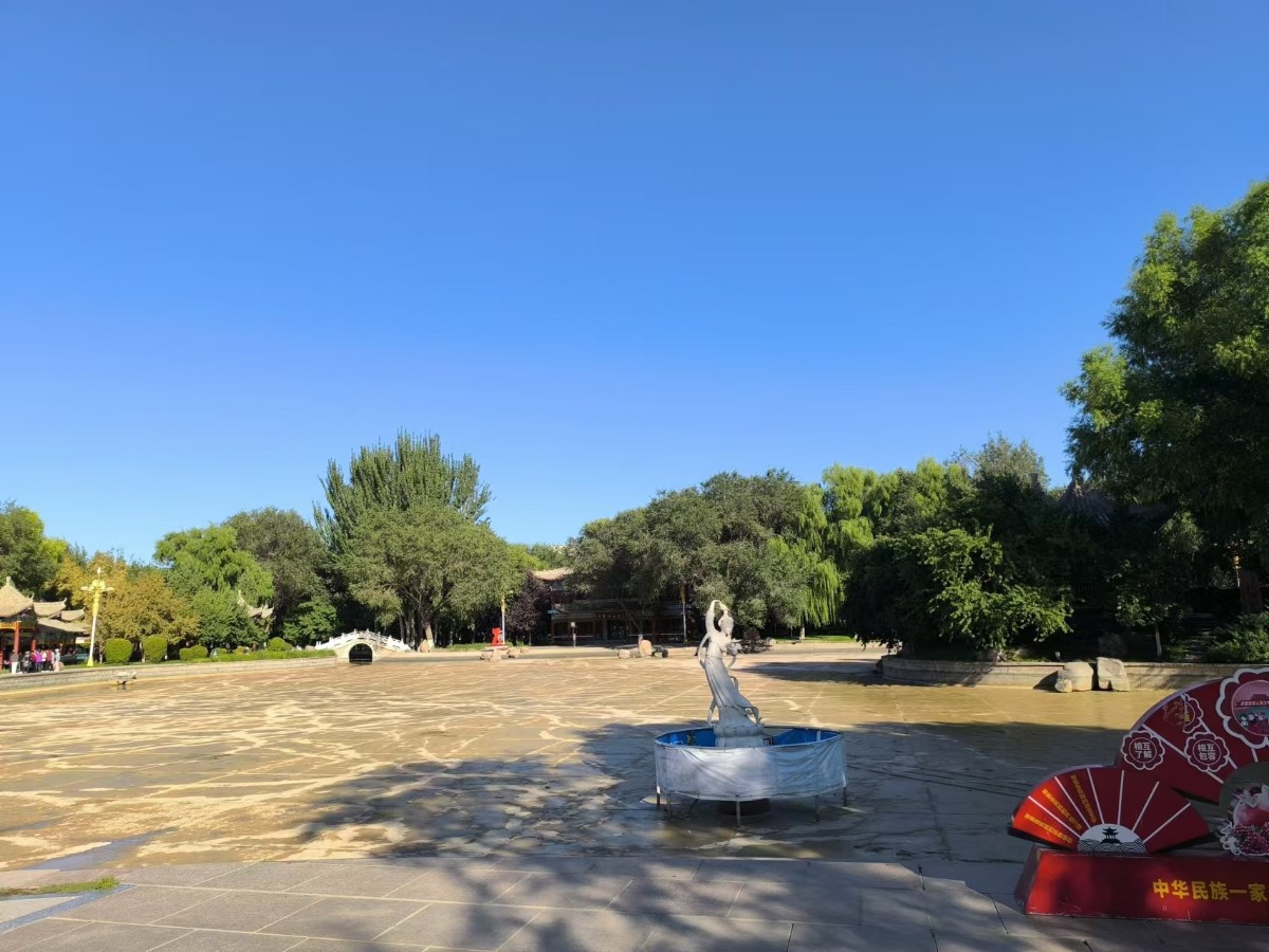 位于呼图壁县乌伊东路世纪园人工湖（冰上娱乐场地）对外经营租赁权，租期一年