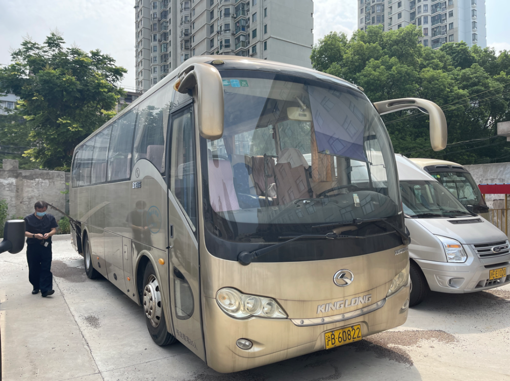 (滬b60822)金龍大型普通客車 xmq6900y(35座)